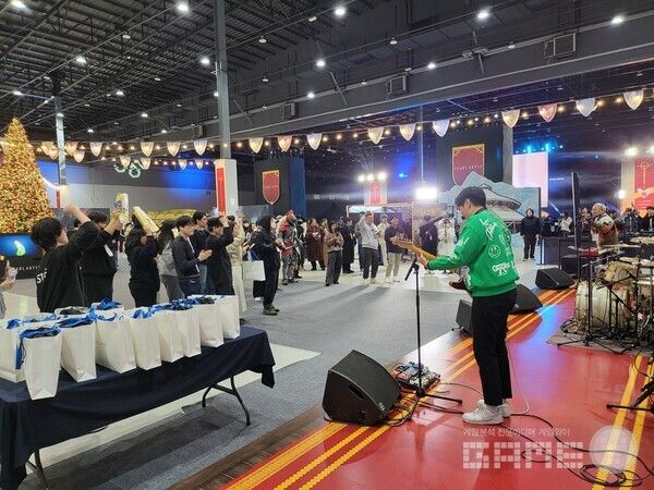 중간에 진행된 밴드 공연도 이용자들에게 큰 호응을 얻었다 / 게임와이 촬영