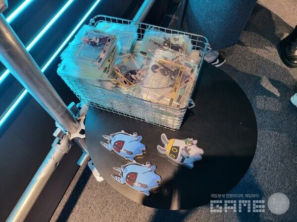 6과 멤버들의 클리어 카드 / 게임와이 촬영