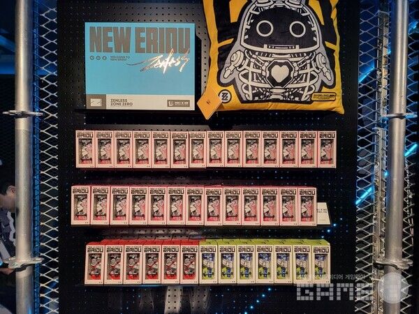 이번 겨울 팝업스토어에서 판매되는 핑거보드 키링 / 게임와이 촬영