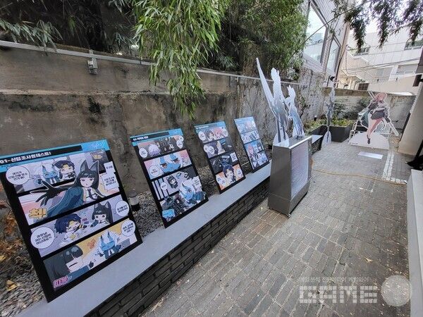 작가 연선생님이 그린 겨울 팝업스토어 특별 만화도 함께 전시되어 있다 / 게임와이 촬영