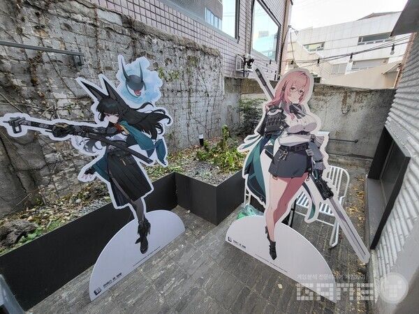 지하로 내려가는 길에서 대공동 6과 멤버들의 등신대를 만나볼 수 있다 / 게임와이 촬영