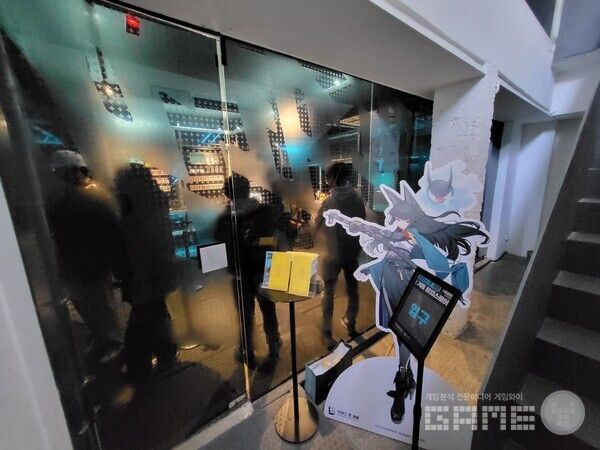 지하 입구에서 굿즈 가격표와 할인 혜택을 받을 수 있는 쿠폰을 받을 수 있다 / 게임와이 촬영