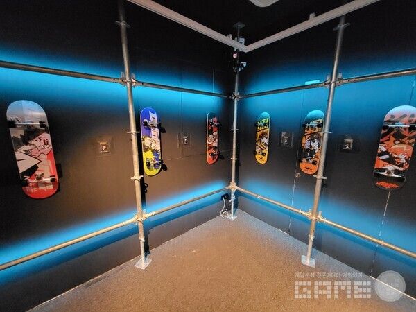 진짜 보드도 함께 전시되어 있었다 / 게임와이 촬영&nbsp;