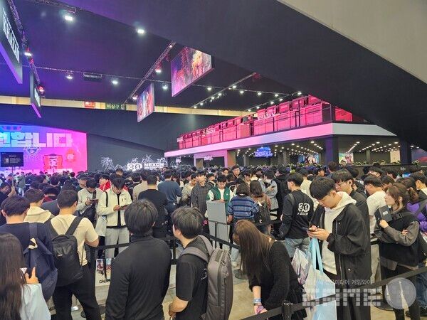 넥슨 부스 오른쪽에는 1층에 오커빌, 2층에 카잔의 시연이 진행됐다. /게임와이 촬영