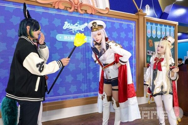 ‘코스어를 이겨라’ 무대 이벤트.&nbsp;‘코스어를 이겨라’는 토요일과 일요일 행사 기간 동안 오전 10시 40분, 오후 1시, 오후 3시 30분 등 총 3번에 걸쳐 코스프레 모델이 현장 관람객들과 함께 가위, 바위, 보 등 간단한 레크리에이션을 진행한다.&nbsp;프로젝트C /라이온하트