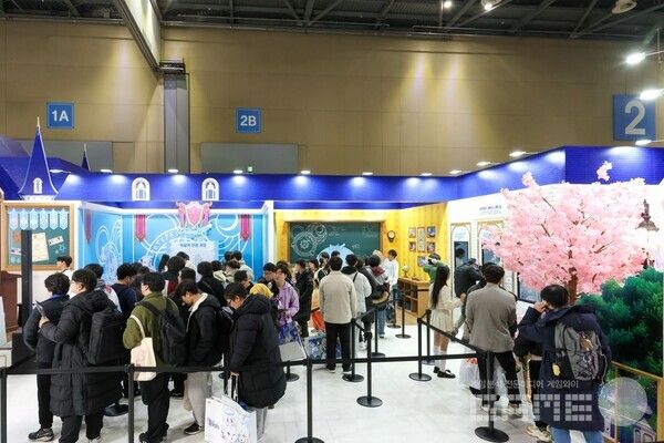 ‘Welcome To Academy Nebula’ 부스 전경.&nbsp;AGF 개막 첫날, ‘프로젝트 C’ 부스에 유저 행렬이 이어지고 있다.&nbsp;프로젝트C /라이온하트