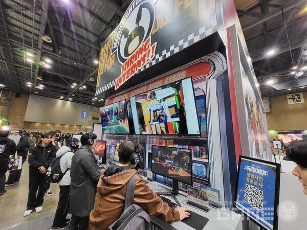 개발진들은 이용자들이 플레이하는 모습을 지켜본 후 현장에서 피드백을 받기도 했다&nbsp;/ 게임와이 촬영