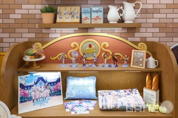 귀염 뽀짝한 굿즈는 못 참지~&nbsp;다양한 미니게임과 무대 이벤트, 럭키 드로우 등에 참여하면 아크릴 스탠드, 키링, 담요, 띠부띠부씰, 안경클리너 등을 제공한다. 프로젝트C /라이온하트