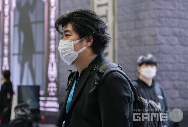 지스타 2022 기간 중 '워롱: 몰락한 왕조'의 야스다 후미히코 감독이 네오위즈 부스를 방문했다 /네오위즈