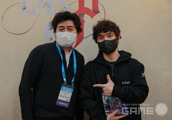 지스타 2022 기간 중 '워롱: 몰락한 왕조'의 야스다 후미히코 감독이 네오위즈 부스를 방문했다 /네오위즈