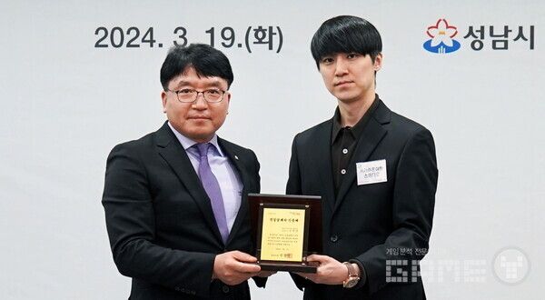 라이온하트스튜디오 2024년 성남시 성실납세자 인증패 전달식.&nbsp;좌측부터 주광호 분당구청장, 라이온하트 스튜디오 이한순 개발총괄 부사장 /라이온하트스튜디오