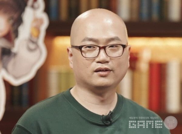 누가 봐도 한 눈에 알아볼 수 있는 외모의 스토리 팀장 /시프트업