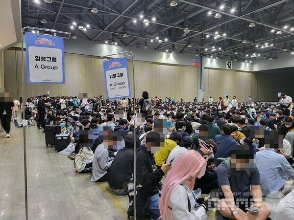 작년 블루아카이브 행사. 그룹별, 번호순으로 정렬해 놓은 모습을 볼 수 있었다 / 게임와이 촬영