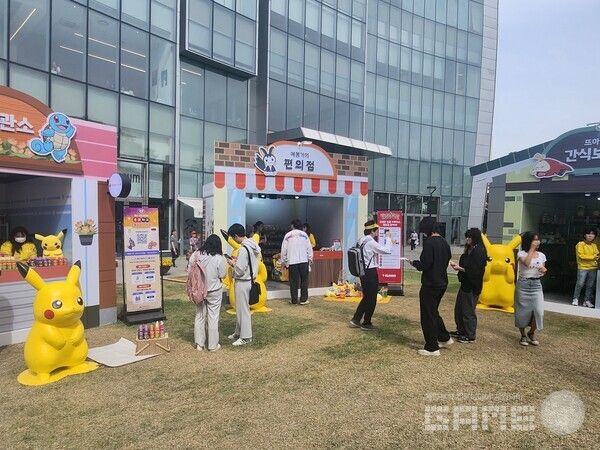 끝쪽에 자리잡은 에몽가 편의점 / 게임와이 촬영