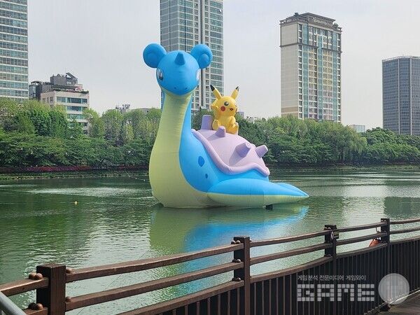 석촌호수에 등장한 라프라스와 피카츄 / 게임와이 촬영