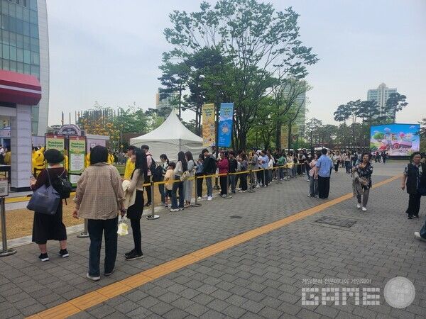 길게 늘어선 인파 / 게임와이 촬영