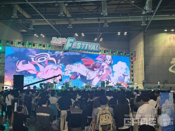 무대 공연에도 많은 이용자들이 관심을 보였다&nbsp;/ 게임와이 촬영