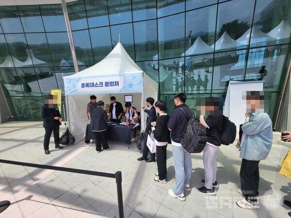 레바님의 경우 대기 인원이 너무 많아 야외로 이동하게 되었다&nbsp;/ 게임와이 촬영