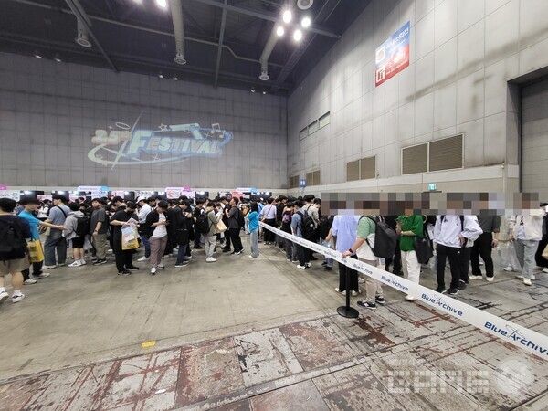 많은 이용자들이 행사장에 입장하자마자 2차 창작 부스를 가장 먼저 방문했다&nbsp;/ 게임와이 촬영