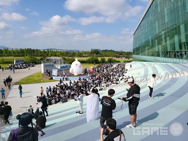 현장에 도착하마자 거대 페로로와 함께하는 거대 대기열을 볼 수 있었다 / 게임와이 촬영