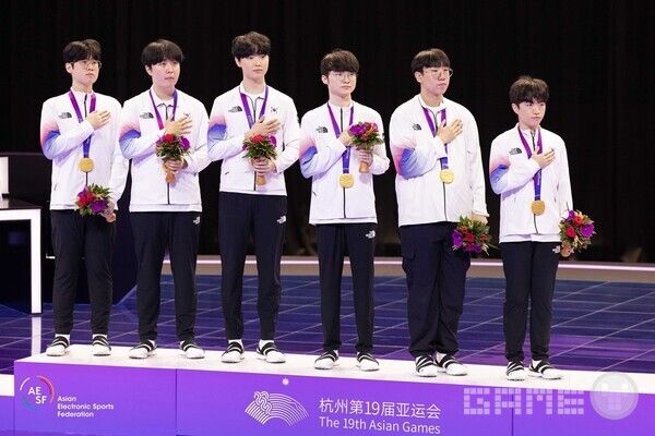 제 19회 항저우 아시안게임에서 금메달을 목에 건 대한민국 LoL 국가대표팀 사진 /아시아e스포츠연맹