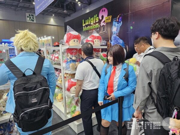 닌텐도 굿즈 부스에서 상품을 구매하는 사람들 /게임와이 촬영