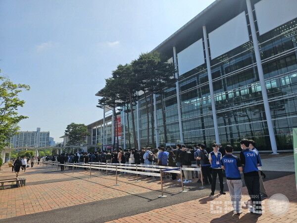 오픈런을 기다리는 참관객들. 이줄이 전부다. 플레이엑스포 /게임와이 촬영