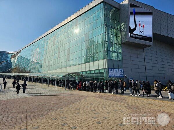 제1전시장 내부까지 계속 이어진 AGF 입장 대기열과 비교된다 /게임와이 촬영