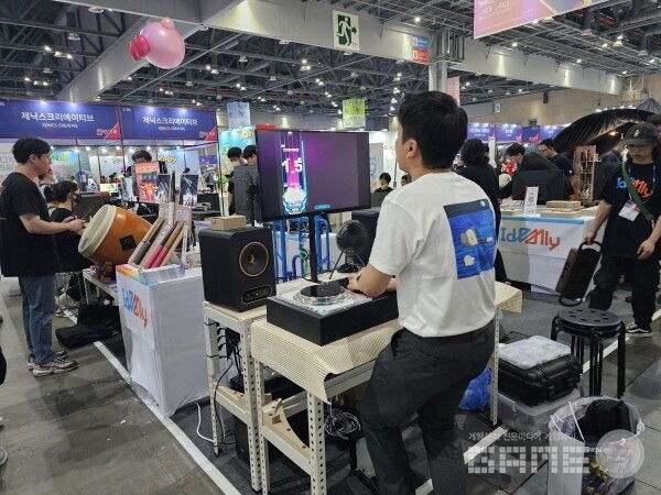 너무 열심히 두드려대는 열정 참관객. 플레이엑스포 /게임와이 촬영