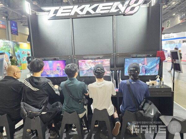 철권8을 즐기는 반다이남코 참관객들 /게임와이 촬영