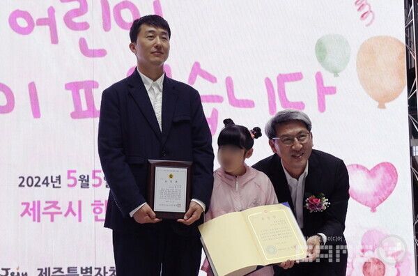 5/5(일)에 제주한라체육관에서 진행된 제102회 어린이날 기념행사 표창 수상 사진 (좌) 네오플 백무열 총무팀 팀장, (우) 제주특별자치도의회 김황국 부의장