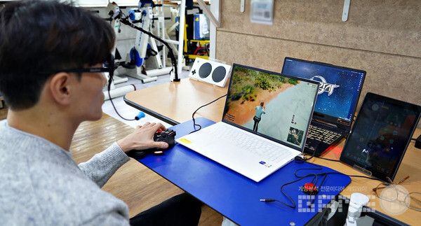 장애인 보조기기 사용 모습 /카카오게임즈