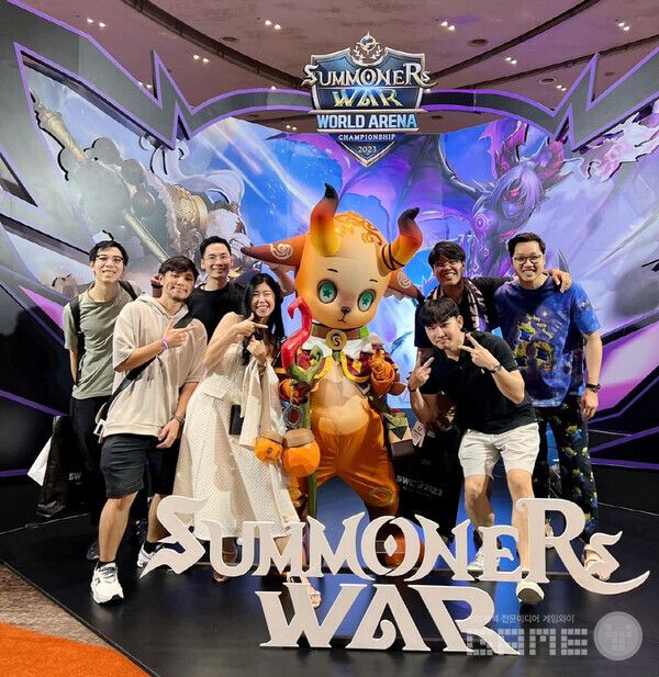 방콕에서 개최된 SWC2023 월드 파이널에 참석한 Kirara와 소속 길드 /컴투스