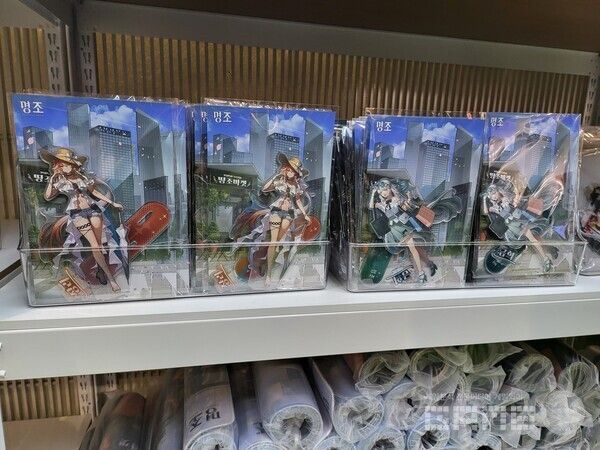 이번 팝업스토어에서 인기가 가장 높았던 장리와 금희의 아크릴 스탠드&nbsp;/ 게임와이 촬영