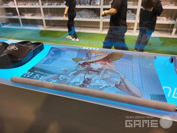 팝업스토어 입구에 굿즈들의 실물 모습이 전시되어 있다 / 게임와이 촬영