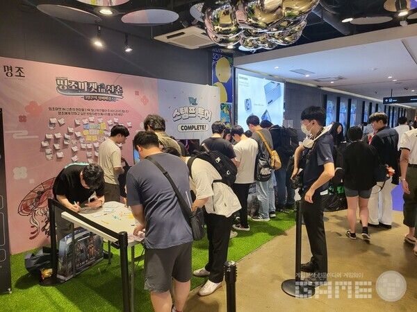 해당 위치에서는 복권 이벤트가 진행되어 많은 사람들이 모여있었다&nbsp;/ 게임와이 촬영