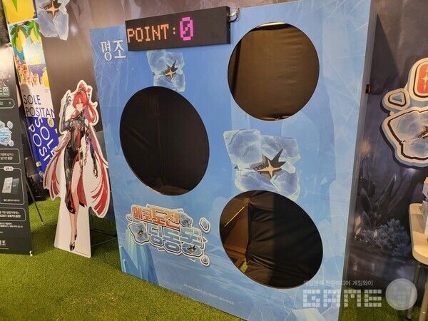 구멍마다 주사위 모양 쿠션을 넣으면 성공하는 미니게임&nbsp;/ 게임와이 촬영