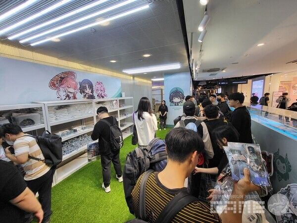 이용자들로 바글바글한 팝업스토어 현장 모습&nbsp;/ 게임와이 촬영