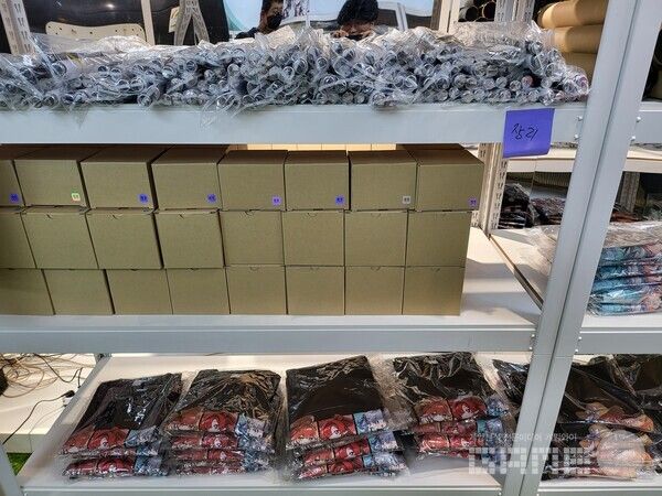 장리와 금희가 메인인만큼 관련 굿즈도 가장 많았다 / 게임와이 촬영