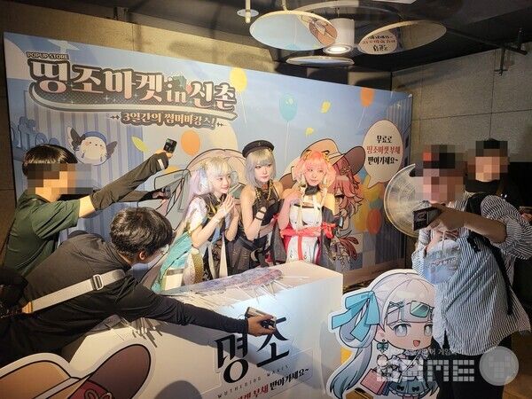 지하 1층 라운지에서는 명조 코스어들과 촬영 및 부채를 받을 수 있었다&nbsp;/ 게임와이 촬영