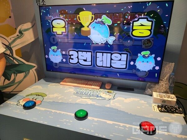 3명의 이용자가 버튼을 눌러 경쟁하는 미니게임&nbsp;/ 게임와이 촬영