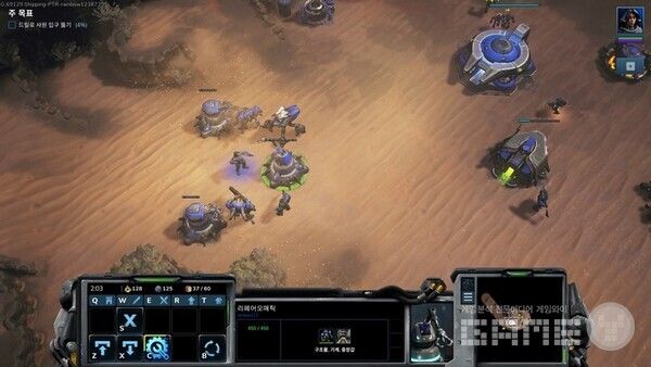 먼저 왼쪽에서 적의 공격이 시작된다. 친절하게 센트리포스트가 건설되어 있다