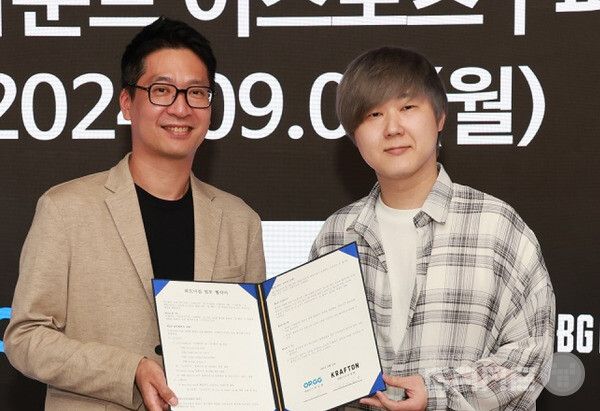 이민호 크래프톤 e스포츠 총괄(좌)과 최상락 오피지지 대표(우)가 2일 크래프톤과 오피지지의 파트너십을 위한 협약식을 체결하고 기념사진을 촬영하고 있다.