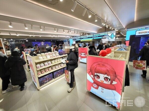 2층에서는 스노우메이지를 비롯한 다양한 던파 굿즈를 만나볼 수 있다&nbsp;/ 게임와이 촬영