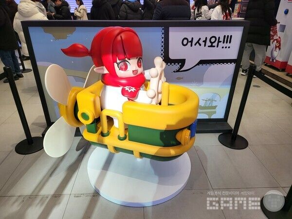 입장하면 바로 만나볼 수 있는 스노우메이지 모형&nbsp;/ 게임와이 촬영