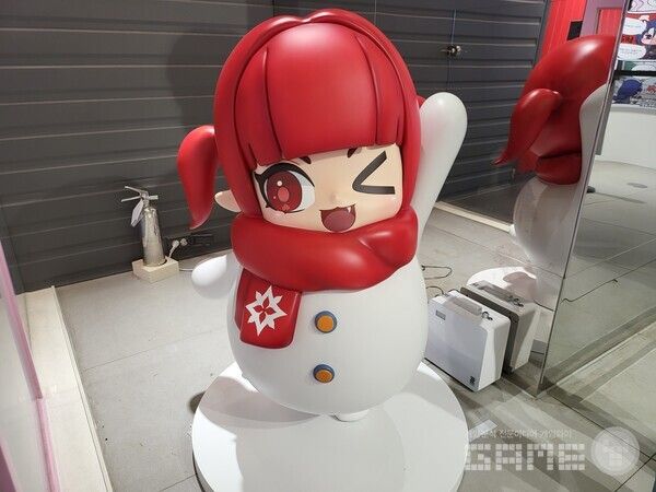 행사장 중간마다 전시되어 있는 스노우메이지 모형&nbsp;/ 게임와이 촬영