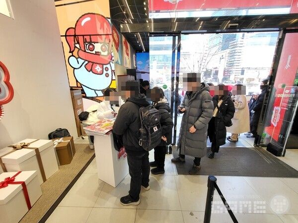 입장하면 리플렛과 함께 간단한 설명을 받게된다&nbsp;/ 게임와이 촬영