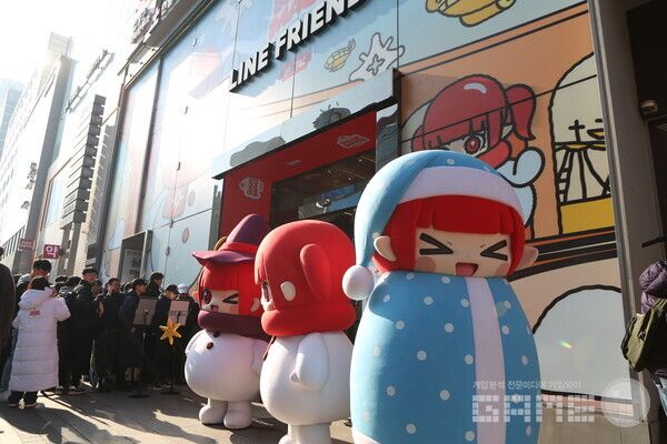 스노우메이지 인형탈이 많은 사람들의 이목을 집중시켰다 / 넥슨 제공&nbsp;