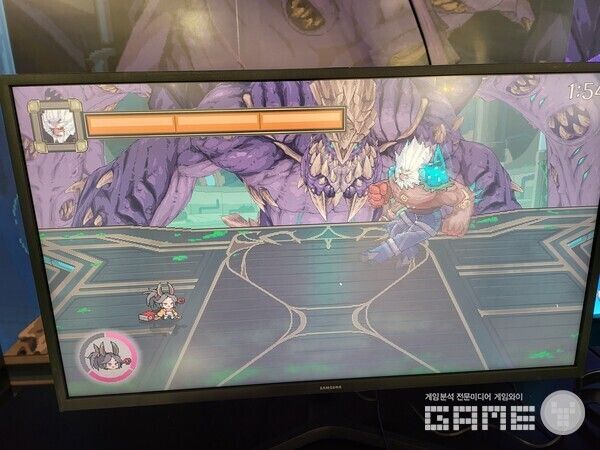 적의 공격을 피하면서 반격하는 파핑파핑 애쥬어메인의 플레이 모습 / 게임와이 촬영