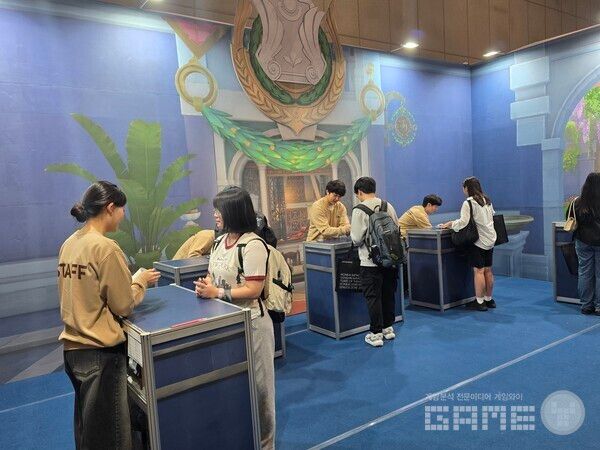 '보물...이리온 부스'의 경우 스탭에게 결제 영수증 제시 후 사이퍼의 코인을 수령할 수 있다.&nbsp; 호요랜드 2025 /게임와이 촬영